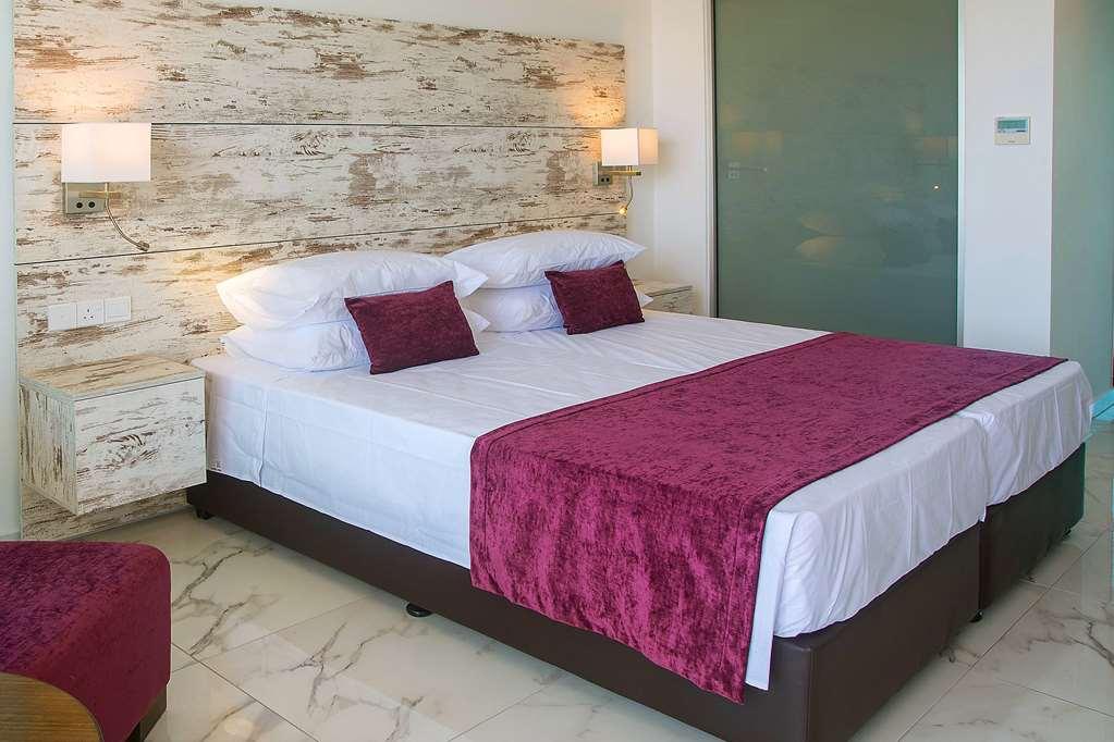 Ramada Hotel & Suites By Wyndham أيا نابا الغرفة الصورة