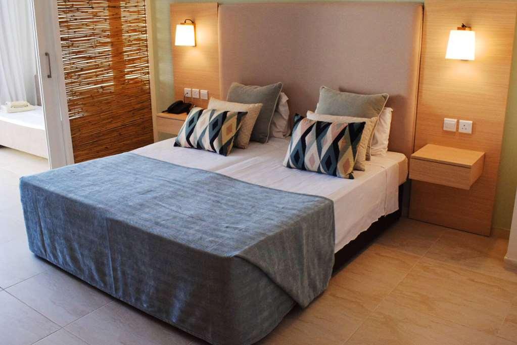 Ramada Hotel & Suites By Wyndham أيا نابا الغرفة الصورة