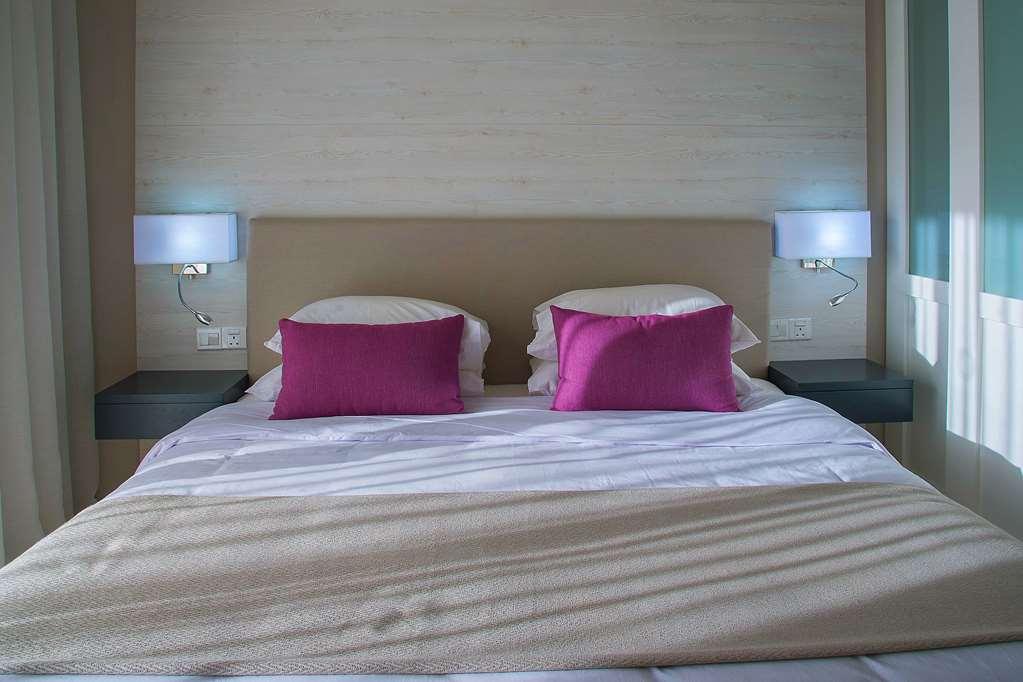 Ramada Hotel & Suites By Wyndham أيا نابا الغرفة الصورة