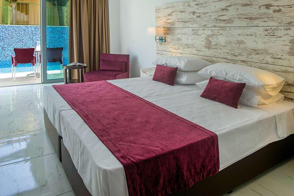 Ramada Hotel & Suites By Wyndham أيا نابا الغرفة الصورة