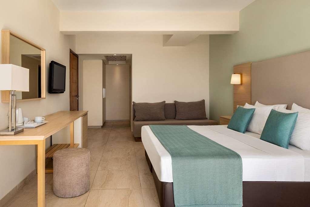 Ramada Hotel & Suites By Wyndham أيا نابا الغرفة الصورة