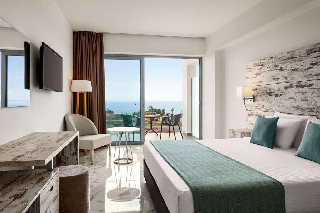 Ramada Hotel & Suites By Wyndham أيا نابا الغرفة الصورة