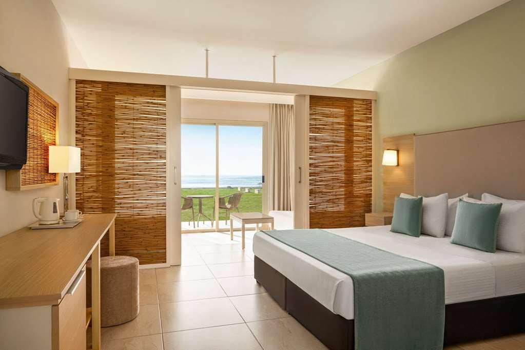 Ramada Hotel & Suites By Wyndham أيا نابا الغرفة الصورة