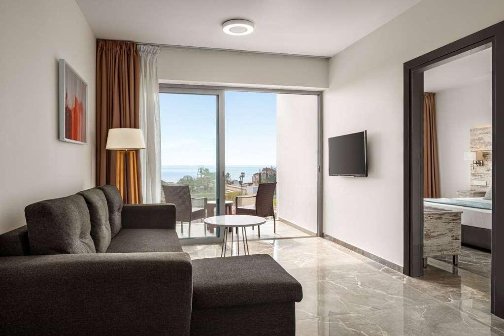 Ramada Hotel & Suites By Wyndham أيا نابا الغرفة الصورة